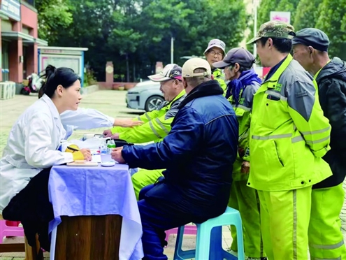 医务人员为环卫工人测量血压、提供健康咨询